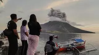 El volcán indonesio Ibu expulsa una columna de ceniza de 3,5 kilómetros de altura