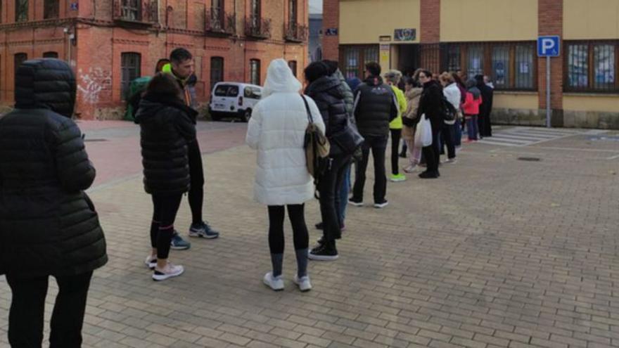 Parte de la cola de espera a las puertas del Punto Joven. | E. P.