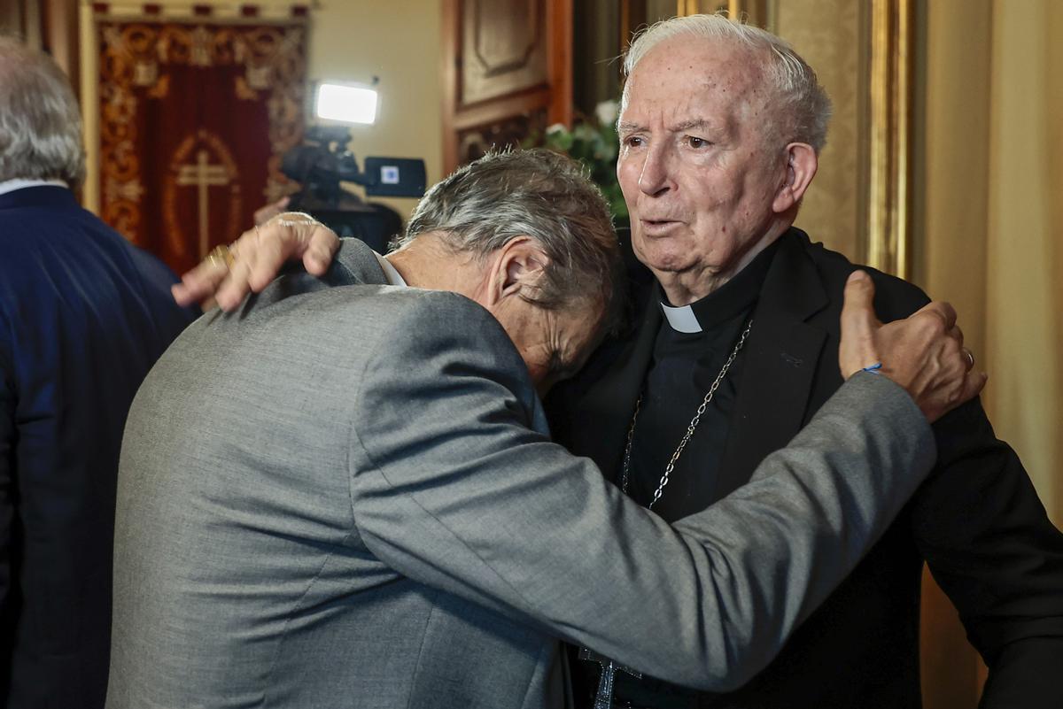 Feligreses se despiden de Antonio Cañizares tras se relevado por el Vaticano.