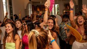 Gente disfrutando en una coffee rave en Barcelona.