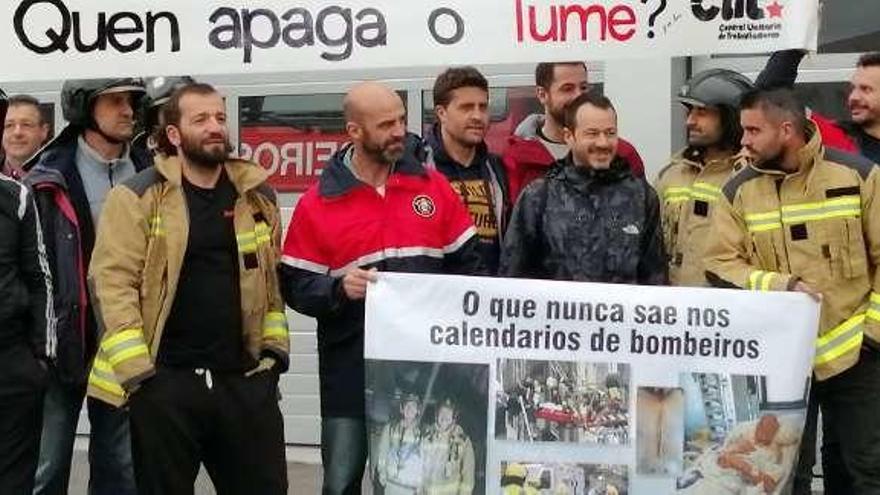 Efectivos del parque de bomberos, en su comparecencia. // FdV