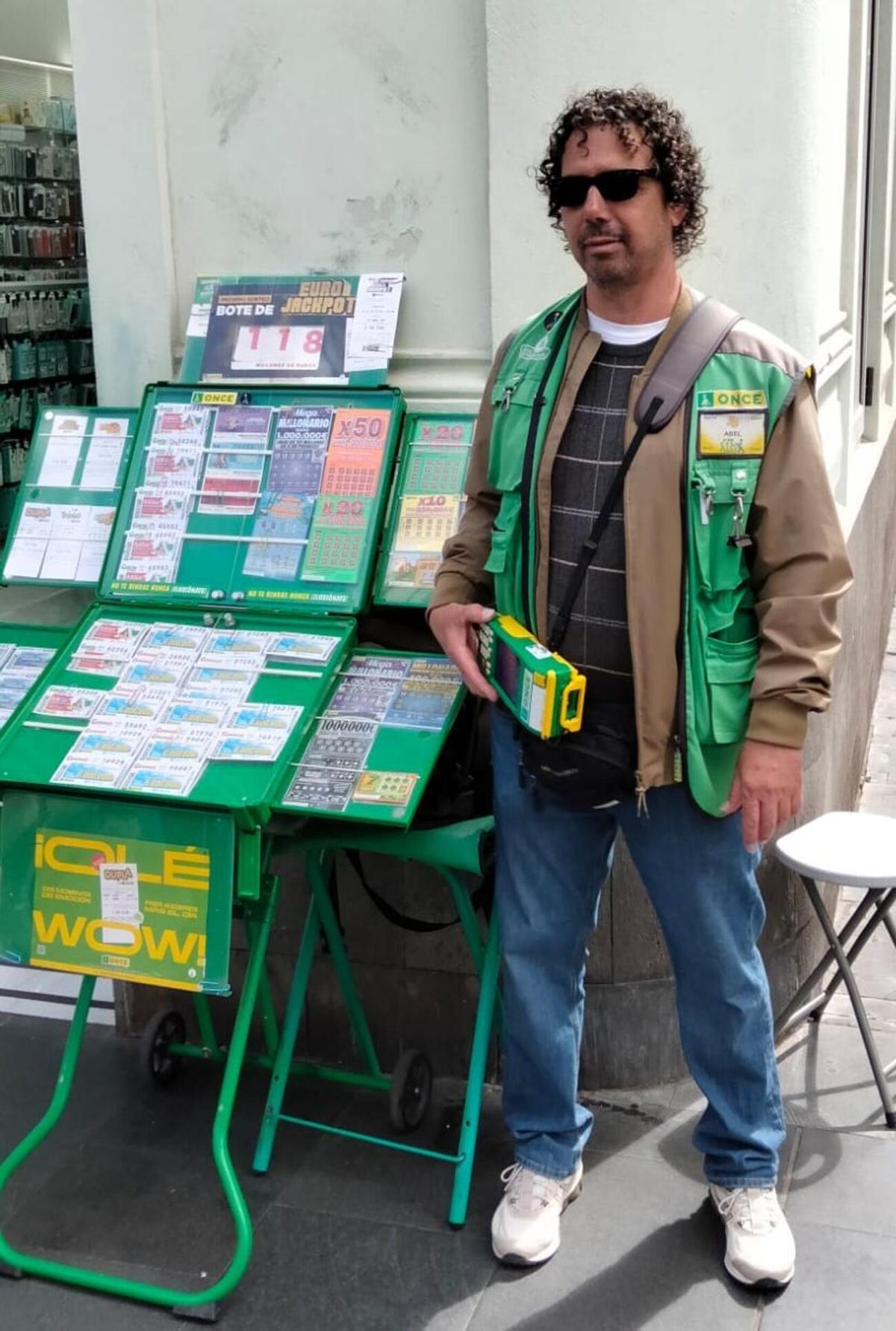 Abel Díaz González, vendedor de la ONCE en Triana, en Las Palmas de Gran Canaria