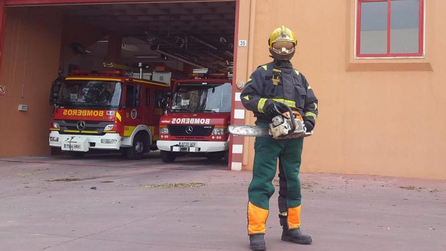 Un bombero con uno de los zahones adquiridos.