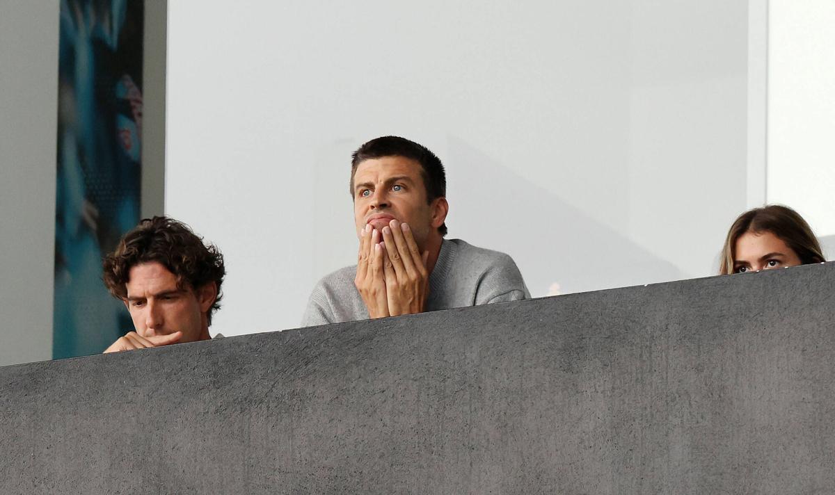 Gerard Piqué, propietario del Andorra, con gesto contrariado en el palco de Balaídos