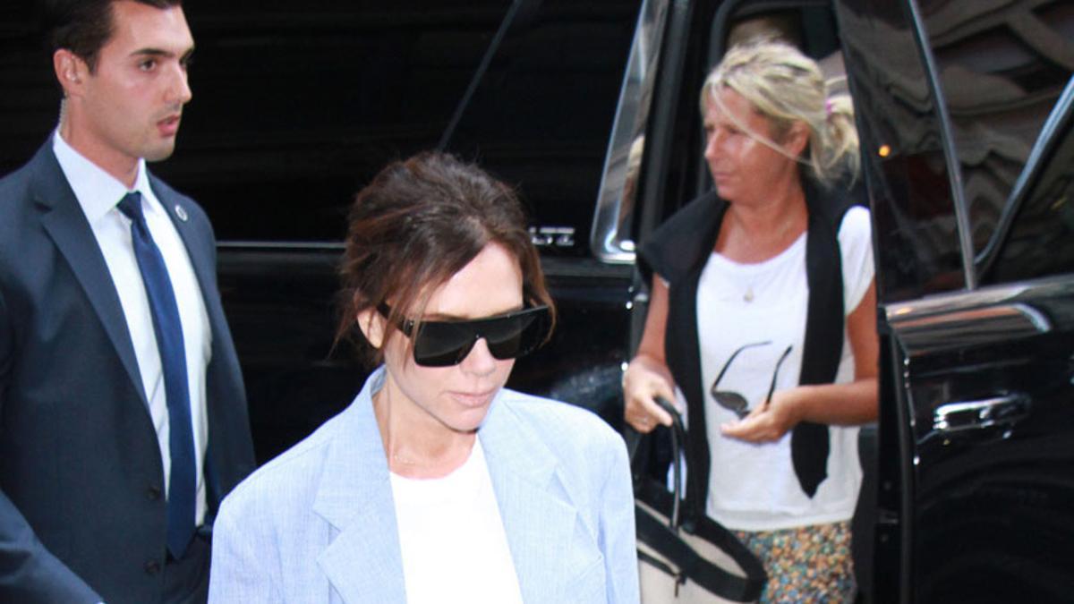 Victoria Beckham en Nueva York con pantalón vaquero y blazer azul