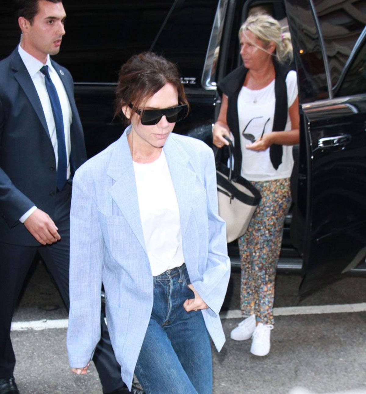 Victoria Beckham en Nueva York con pantalón vaquero y blazer azul