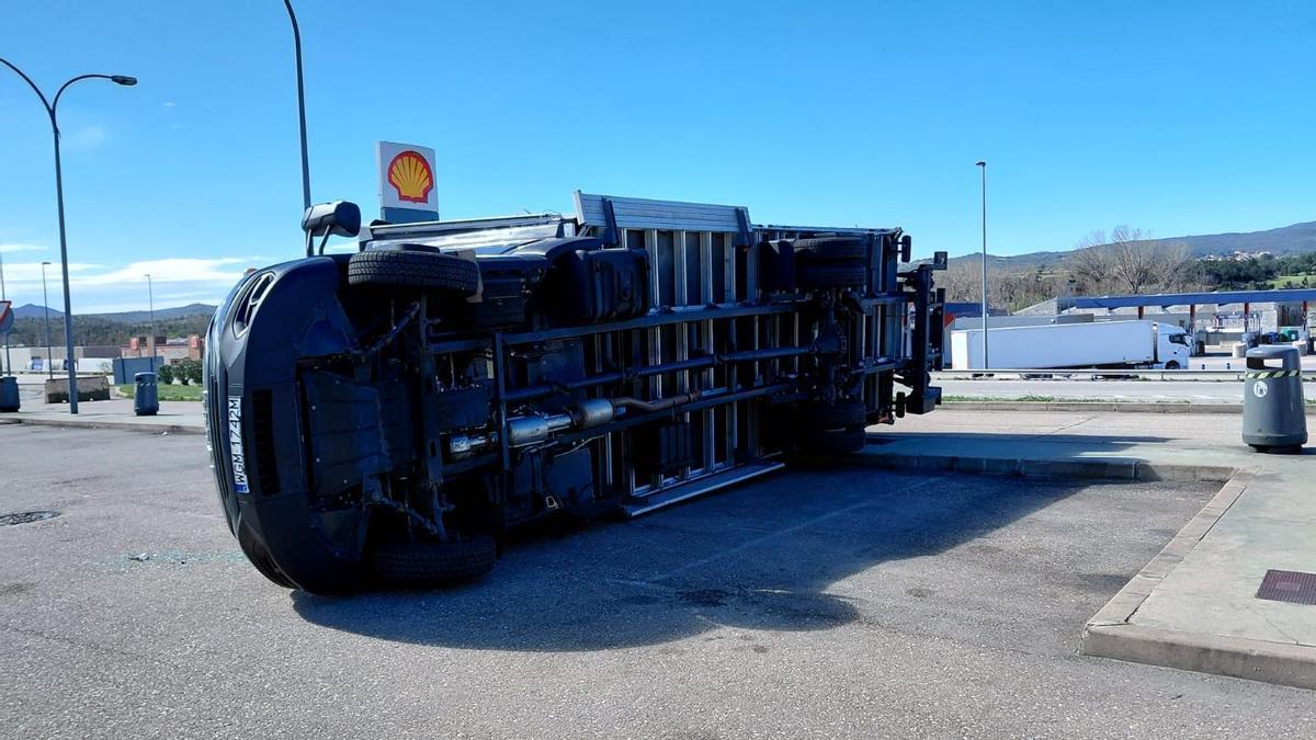 Camió bolcat en un aparcament de la Jonquera, aquest diumenge.