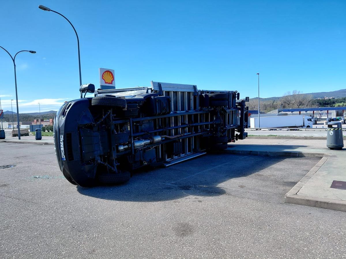 Camió bolcat en un aparcament de la Jonquera