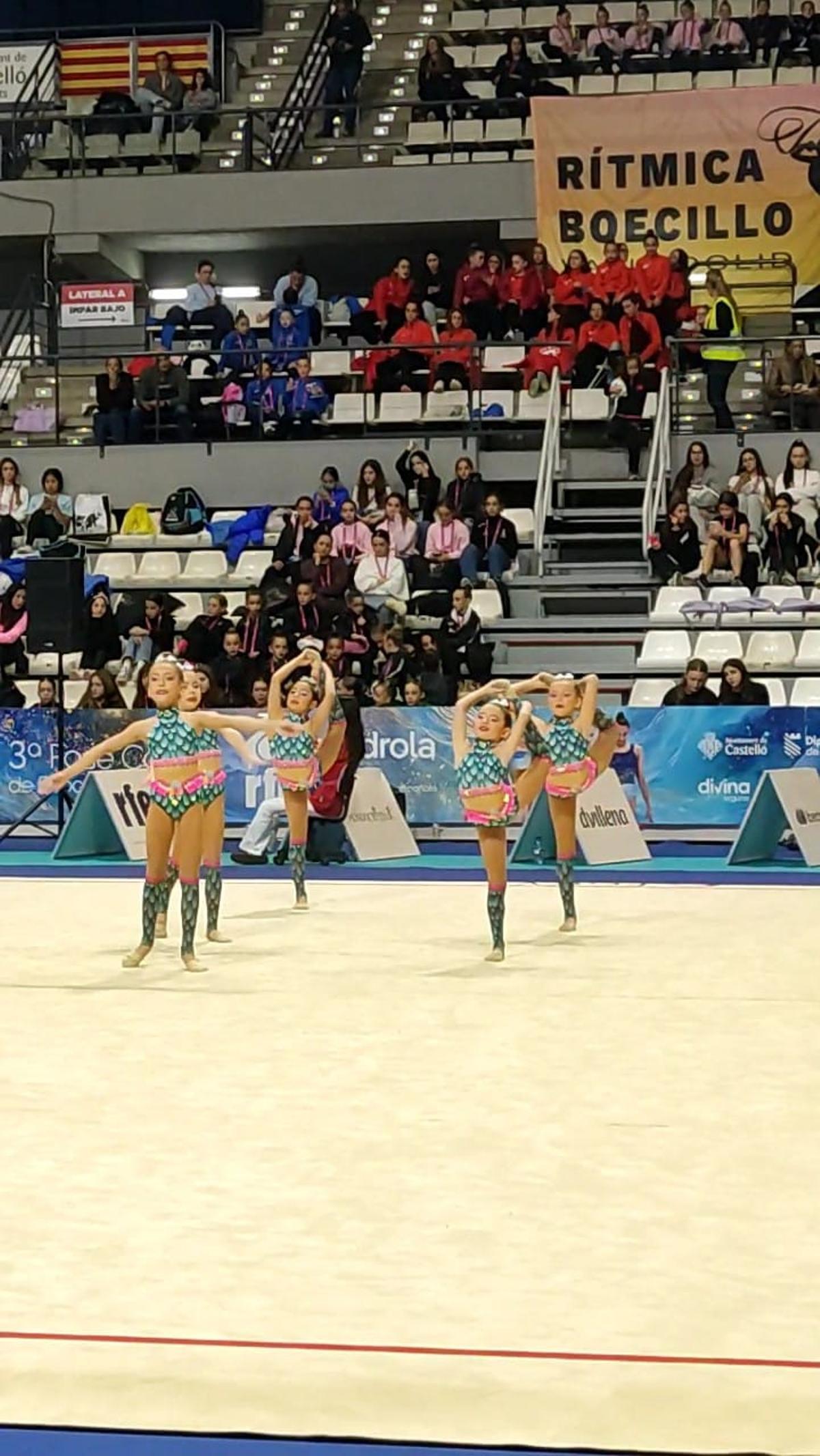 Gimnastas de corta edad, en plena actuación en el Ciutat de Castelló.