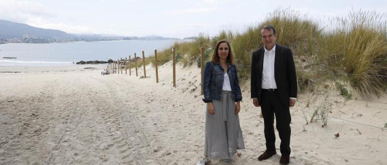 La concejala de Medio Ambiente, Nuria Rodríguez, junto al alcalde, Abel Caballero, en las dunas.
