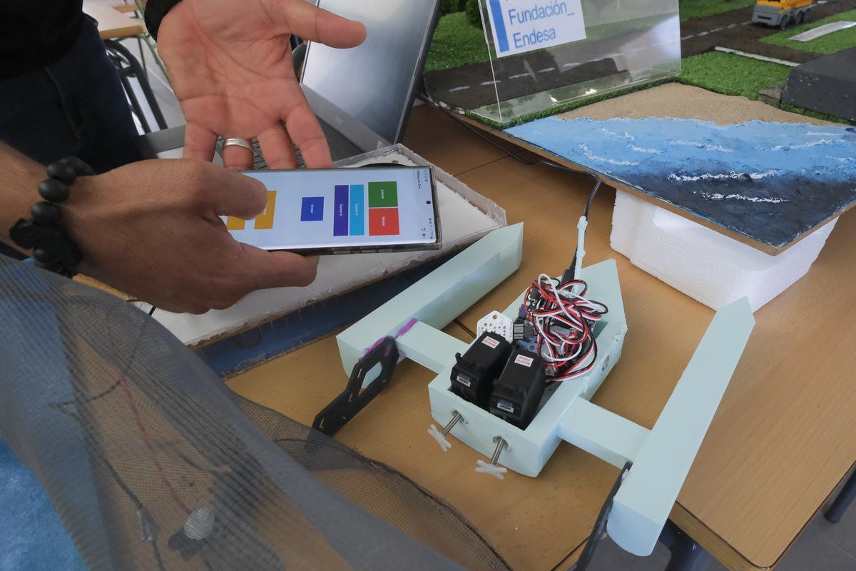Barco teledirigido diseñado por los alumnos del Liceo Francés.
