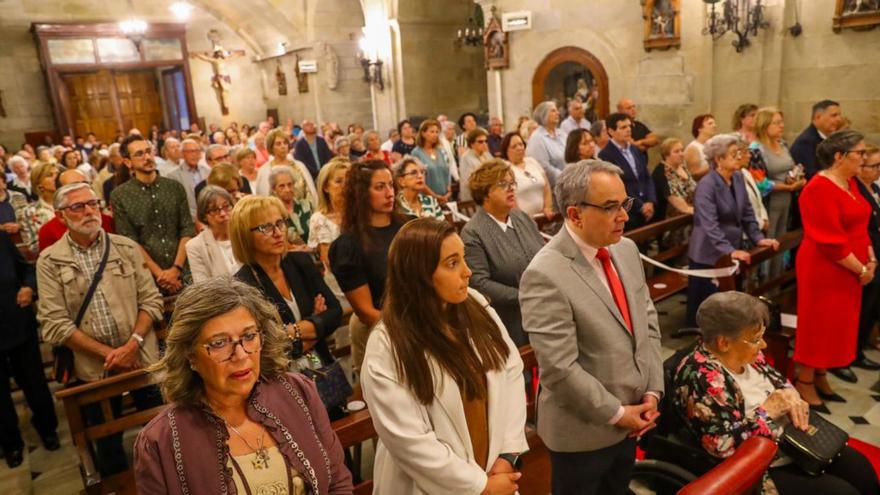 Sacerdotes, familia y amigos de Juanatey le arropan en su primera misa en Santa Eulalia