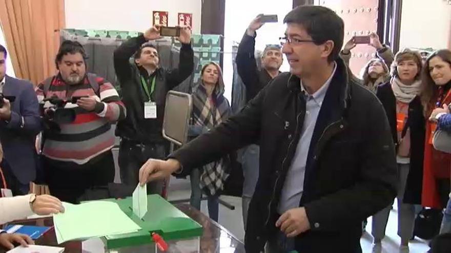 Marín ejerce su derecho al voto en la biblioteca municipal de Sanlúcar