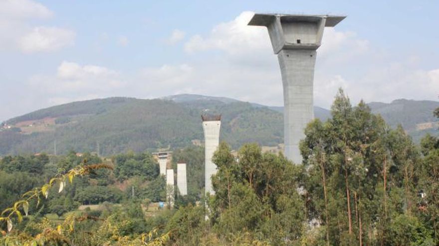 Pilares del viaducto que comunicará Doriga con Cornellana, con las obras paradas.