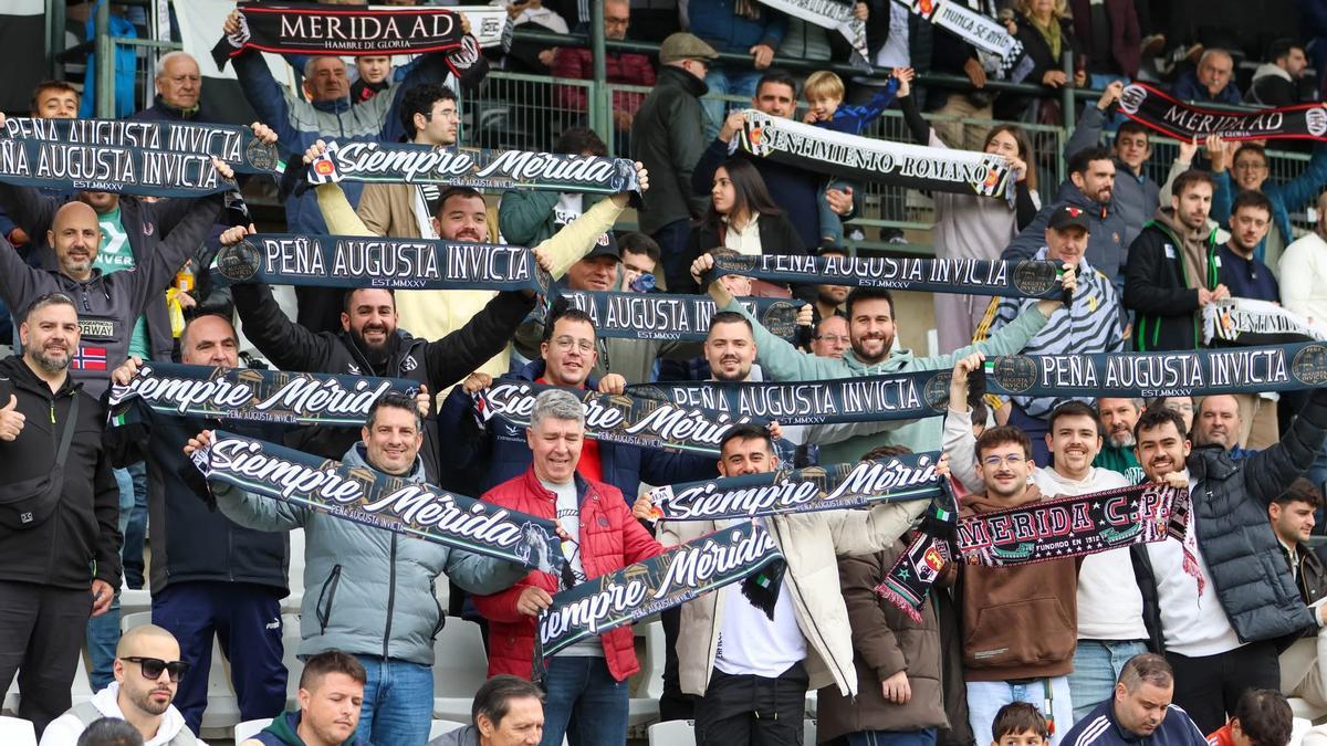 Afición del Mérida, vibrando con su equipo.