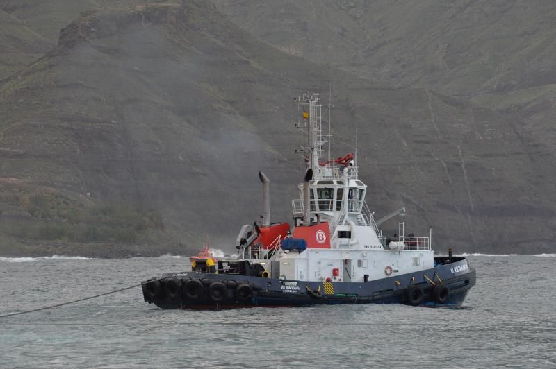 Traslado a puerto de los pasajeros del ferry encallado en Agaete