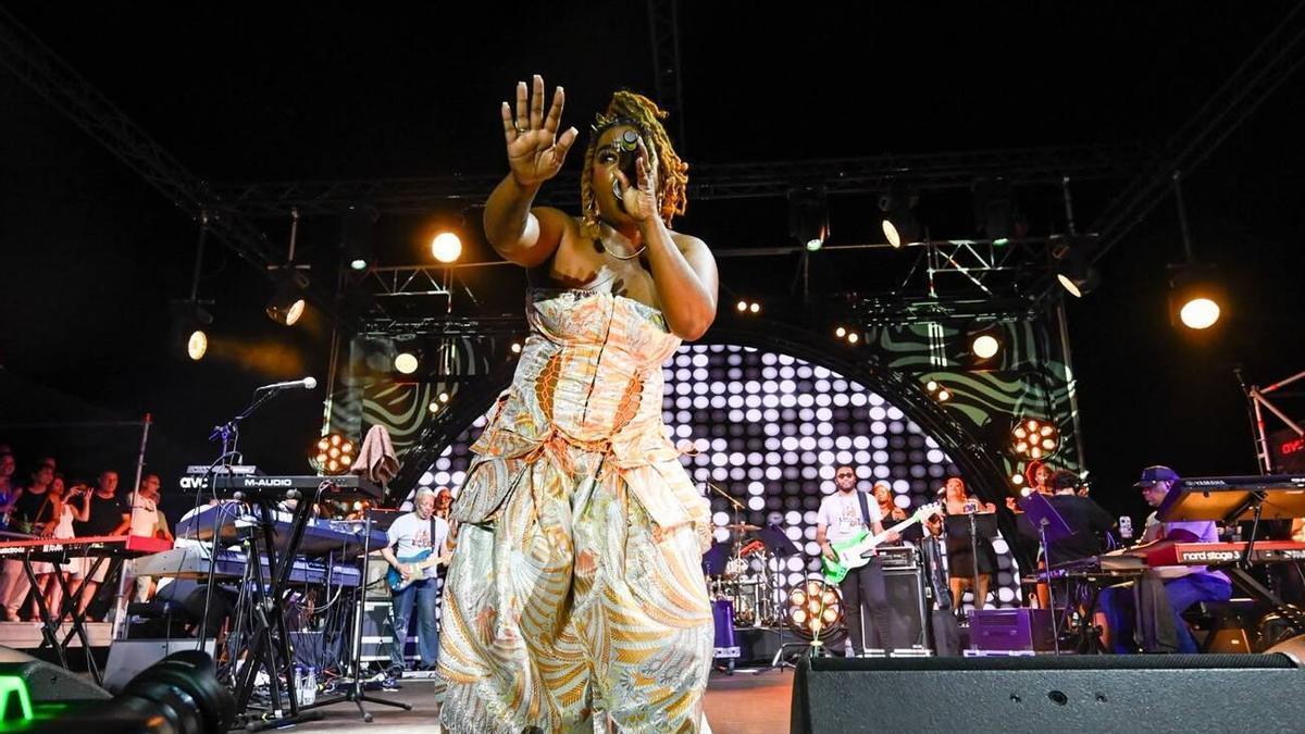 El Maspalomas Costa Canaria Soul Festival celebra su décimo aniversario con una multitudinaria primera jornada en la Playa de San Agustín