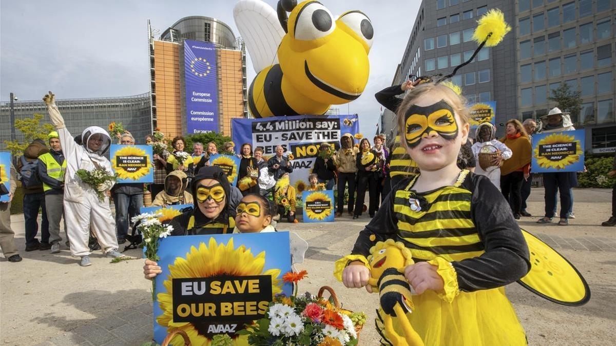 Manifestantes a favor de la prohibición de los insecticidas dañinos para las abejas.