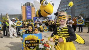 ealos43096204 image distributed for avaaz   citizens  families and bee lov180427202608