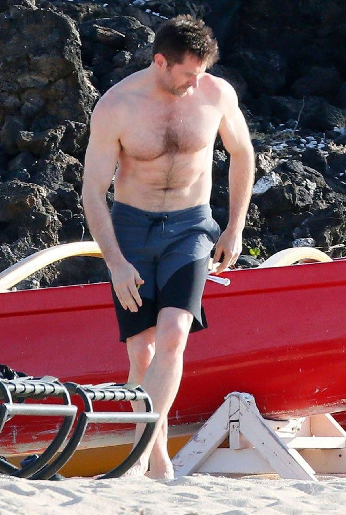 Hugh Jackman pensativo en una playa de Hawái