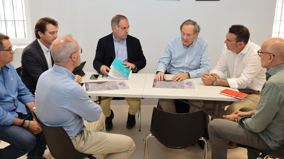 El secretario autonómico de Transportes visita Sant Joan y se reúne con los representantes de Alicante, Mutxamel y Sant Joan para garantizar la conexión comarcal del TRAM.