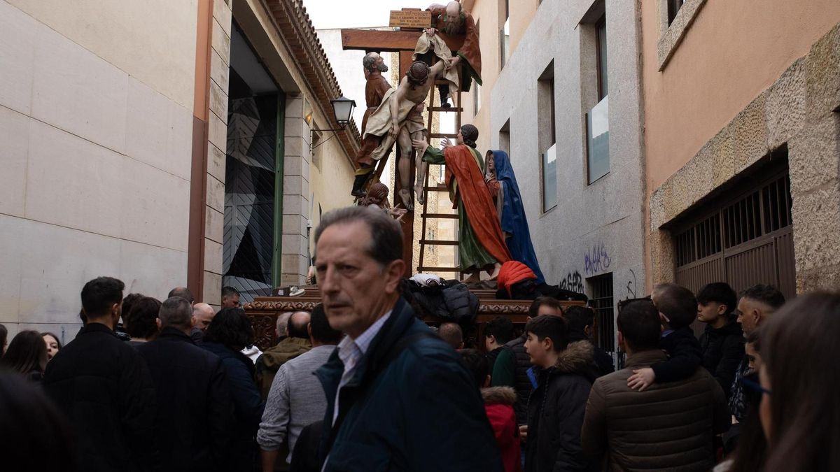 El Descendimiento a las puertas de la panera de Jesús Nazareno.