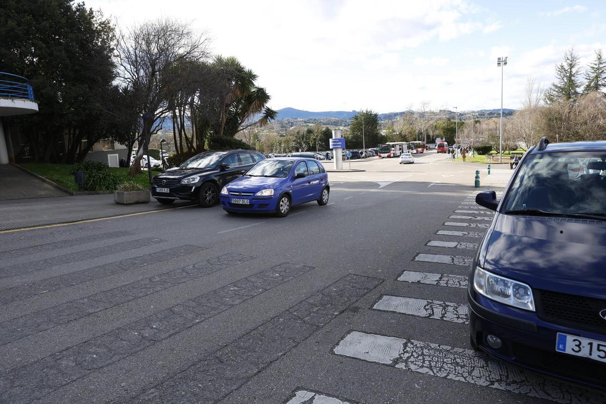 Así es la misión imposible de aparcar un día en el Hospital de Cabueñes de Gijón