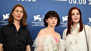 Sofia Coppola, Cailee Spaeny y Priscilla Presley, en el Festival de Venecia. 