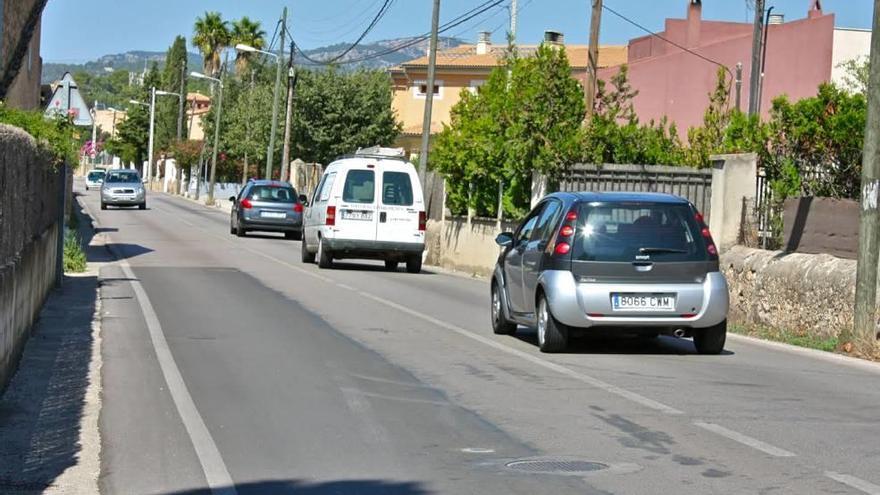 Los residentes reclaman aceras en la carretera.