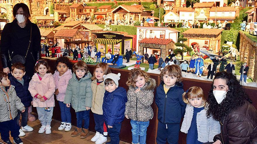 Los alumnos de la Escola Infantil de Valga disfrutan con los personajes animados del belén artesanal