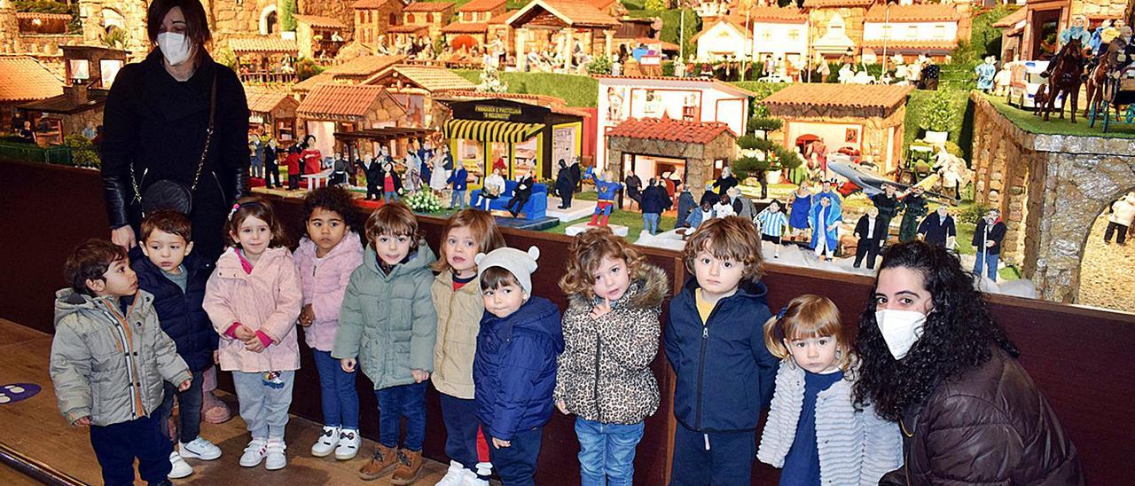 Los alumnos de la Escola Infantil de Valga posan ante la composición navideña.   | // FDV