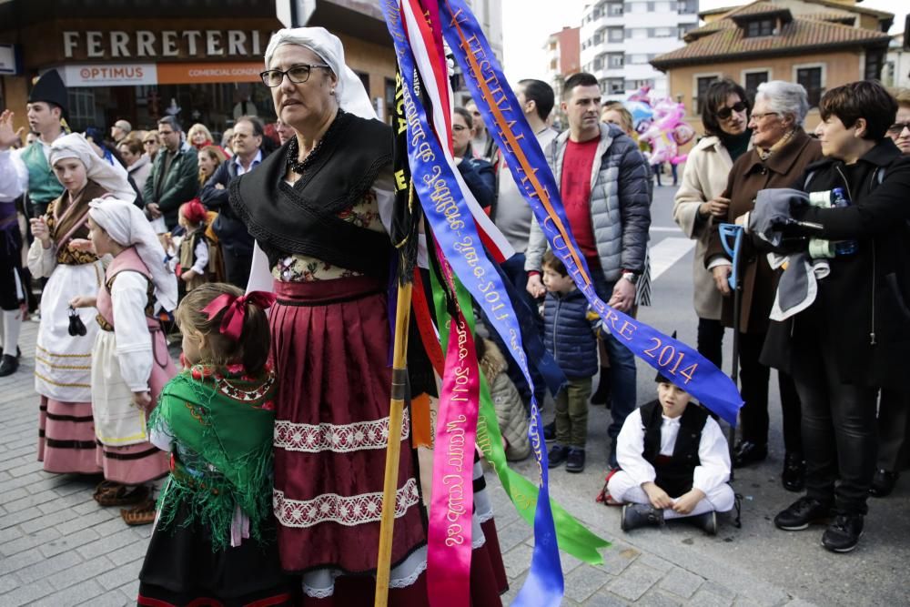 Desfile en Pola de Siero para celebrar los Güevos Pintos