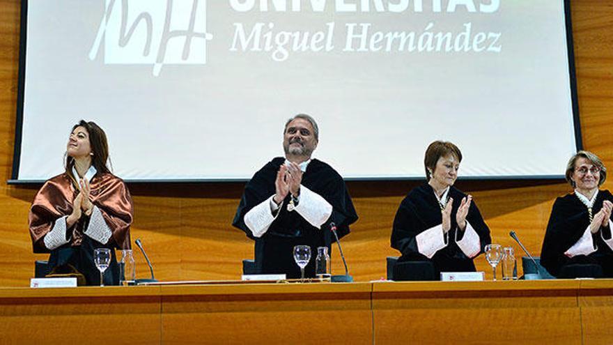 La consellera, Carolina Pascual; el rector de la UMH, Juan José Ruiz; la rectora de la Universitat de València, Mª Vicenta Maestre; y la rectora de la Universitat Jaume I, Eva Alcón.