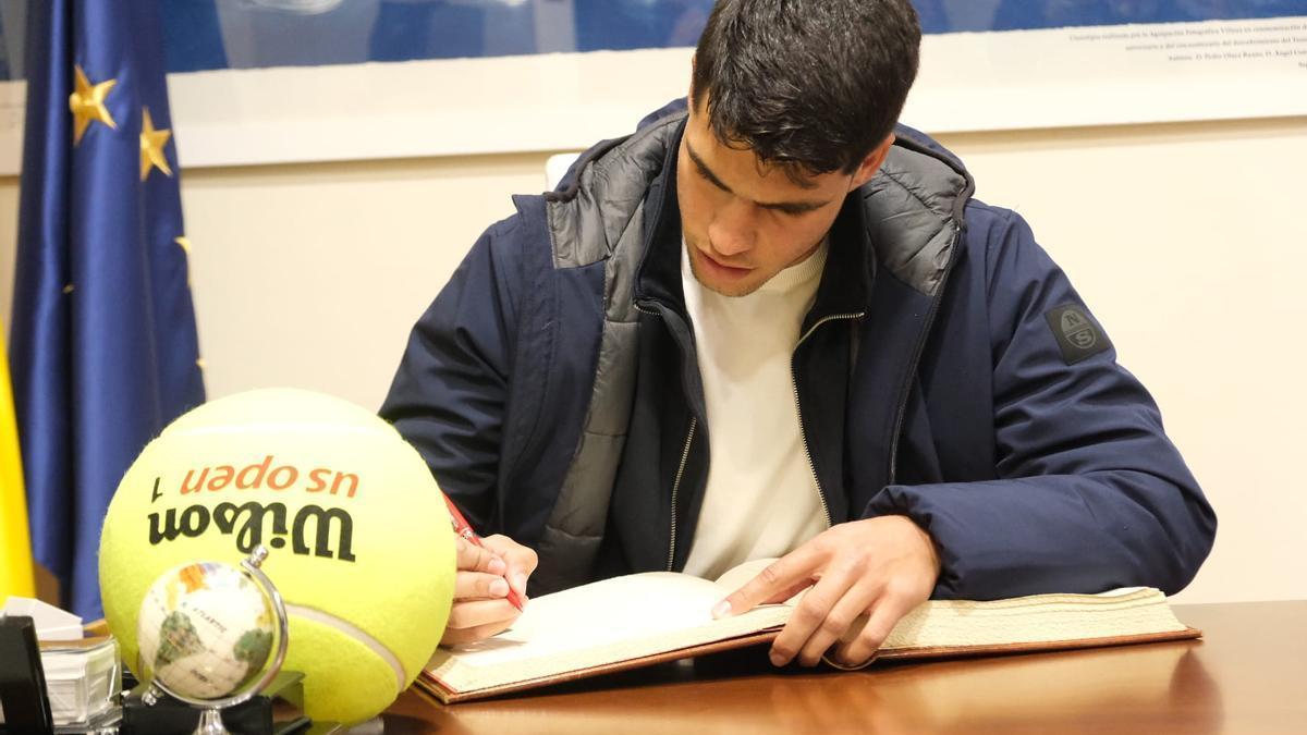 Alcaraz firmando en el libro de honor del Ayuntamiento de Villena. / ÁXEL ÁLVAREZ