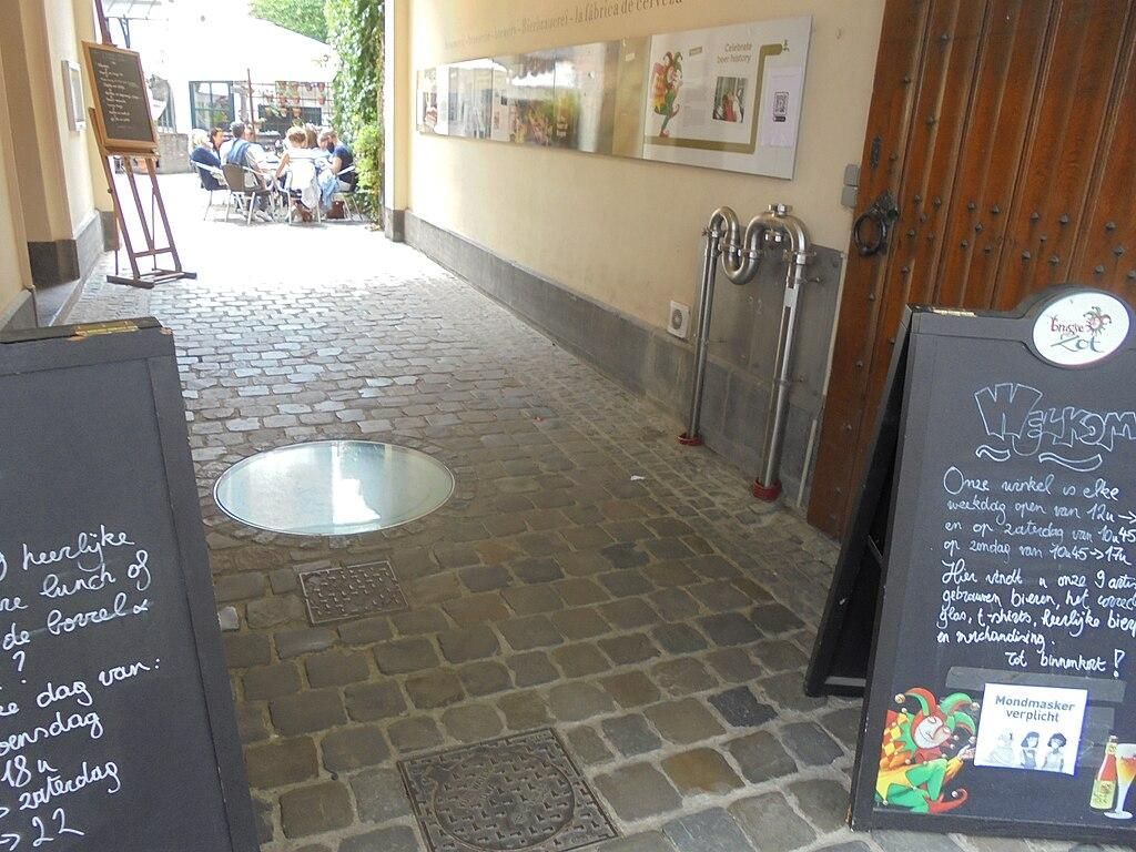 En De Halve Maan hay zonas en las que se puede ver la tubería de cerveza que recorre la ciudad.