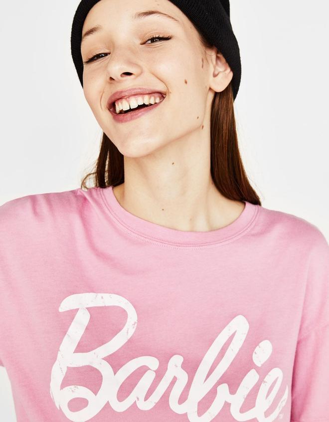 Camiseta rosa de Barbie con el logo en Bershka