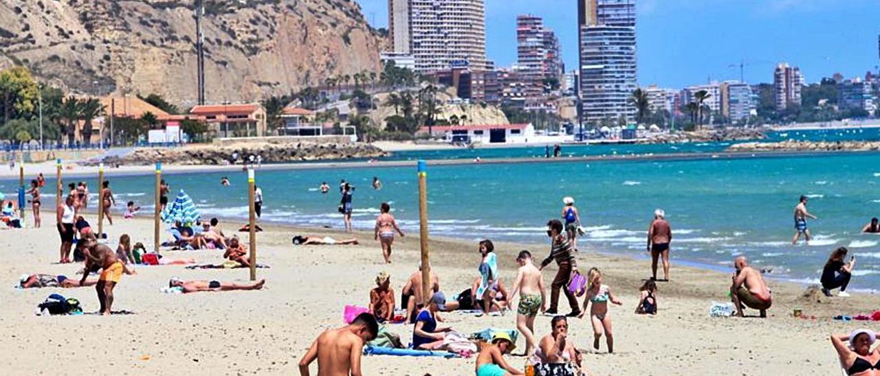 Controles policiales en Elche ante la llegada masiva de turistas a la provincia.