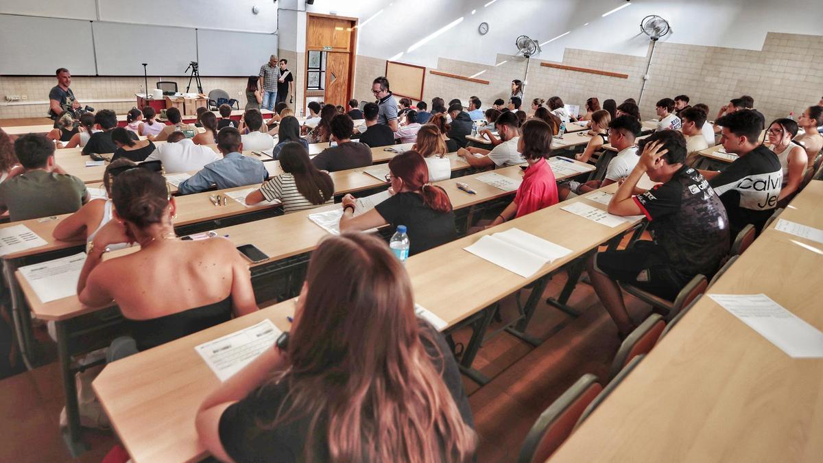 Alumnos realizan la EBAU en la Universidad de La Laguna.
