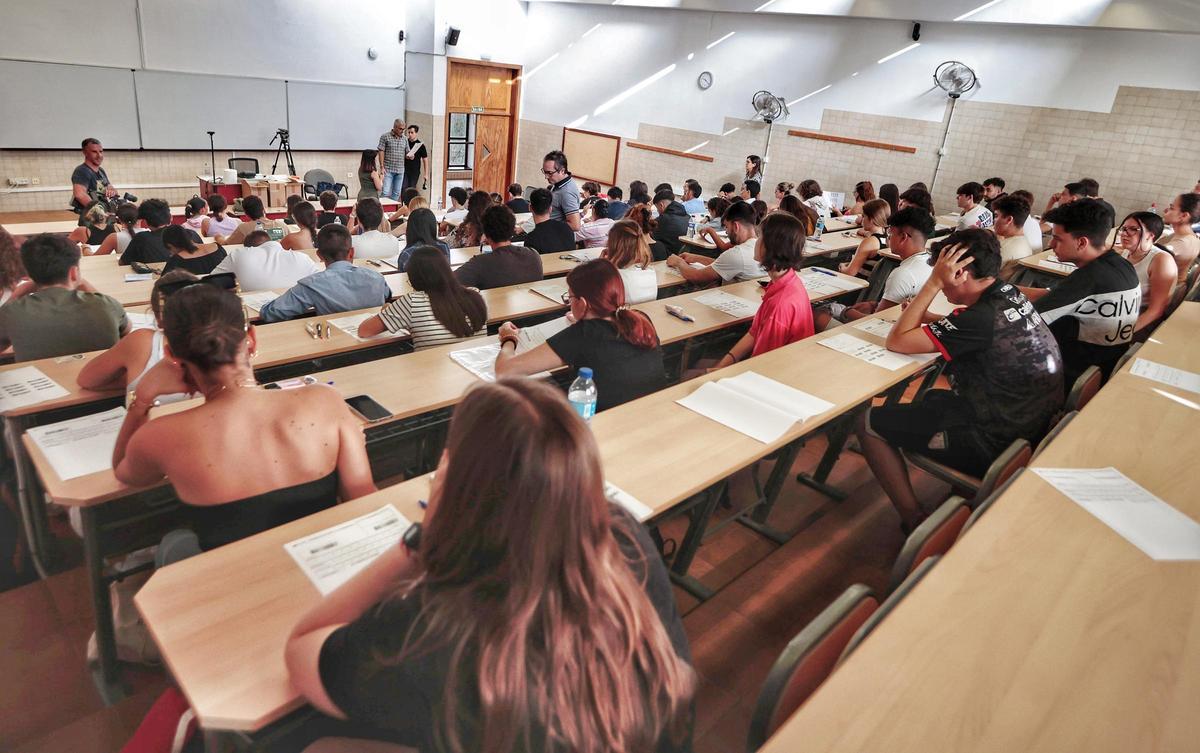 Alumnos realizan la EBAU en la Universidad de La Laguna.