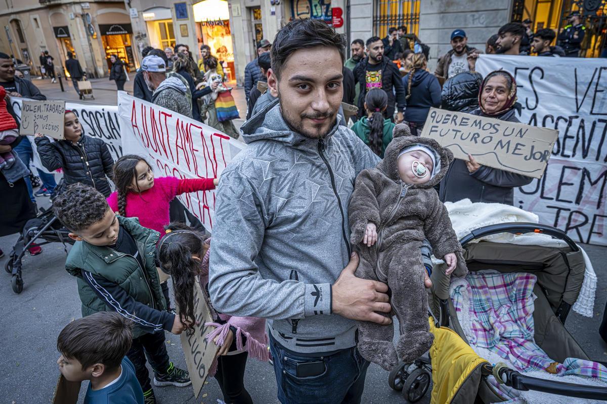 Protesta de la comunidad gitano-rumana de Vallcarca ante la sede del distrito de Gràcia