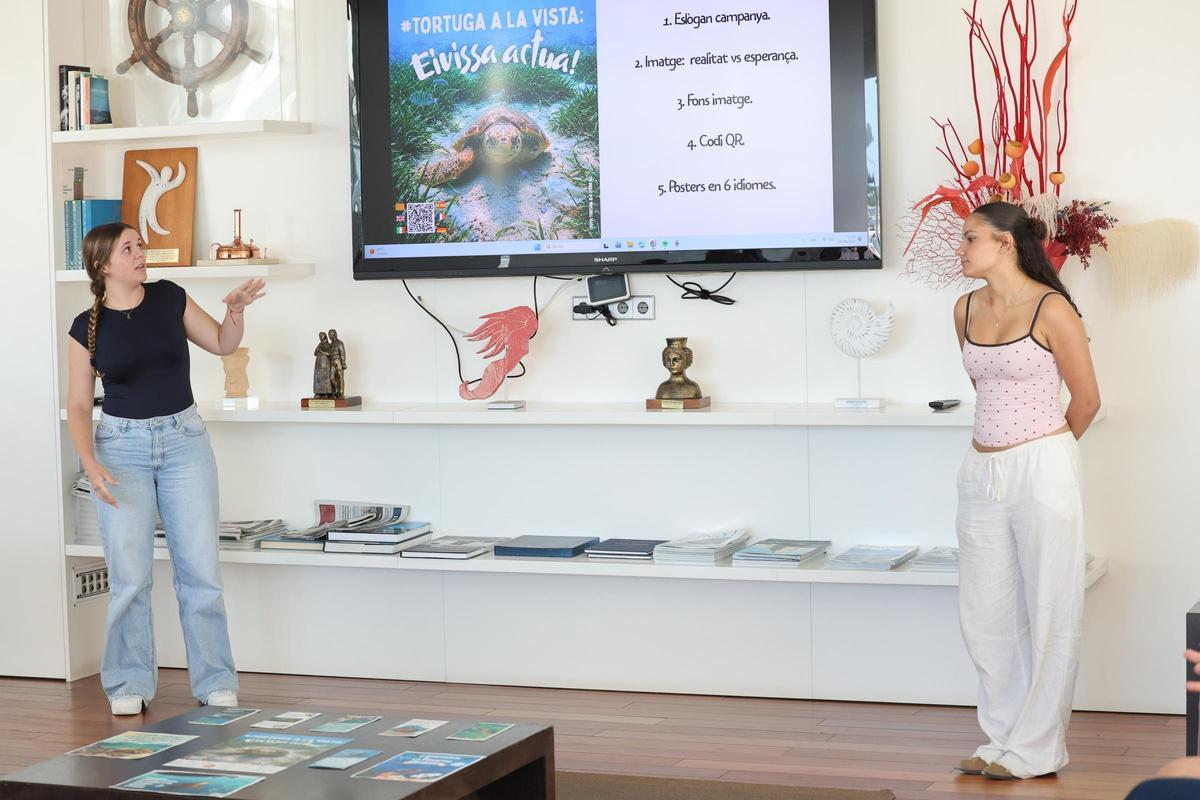 Galería: alumnos del Quartó de Portmany presentan su campaña sobre la bahía y las tortugas