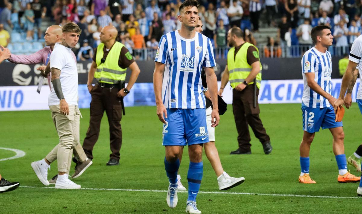 Imágenes de decepcióntras el partido del sábadoen La Rosaleda.  gregorio marrero