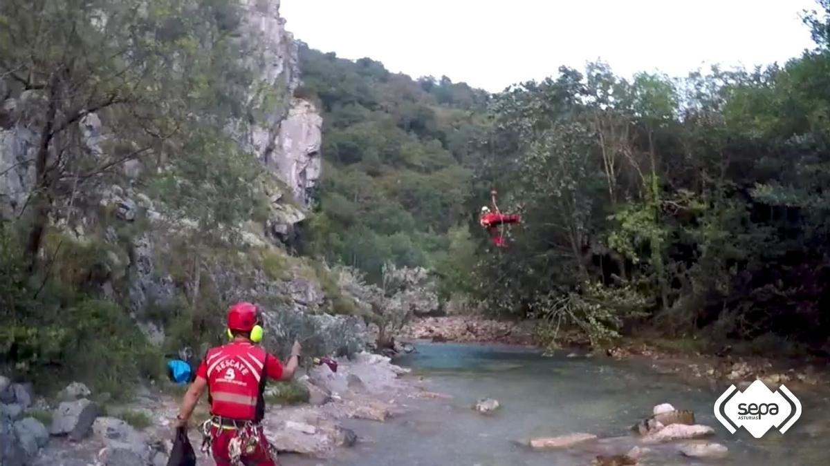 El SEPA rescata a una mujer que se había caído al río en Cangas de Onís