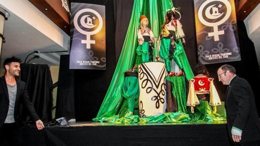 La comparsa Huestes del Cadí presenta su indumentaria oficial femenina