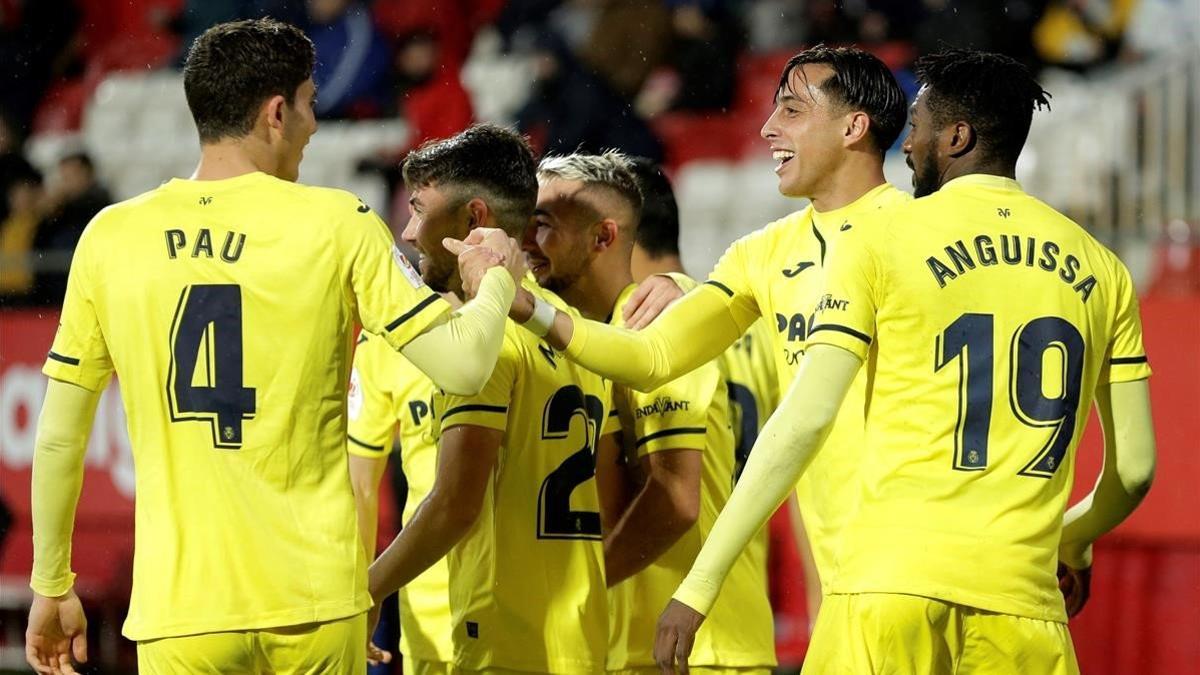 Los jugadores del Villarreal celebran el primer gol al Girona en Montilivi.