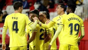 Los jugadores del Villarreal celebran el primer gol al Girona