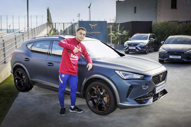 Sergiño Dest posa con su nuevo Cupra, coche oficial del FC Barcelona, durante un un evento organizado por la marca en la Ciutat Esportiva Joan Gamper.