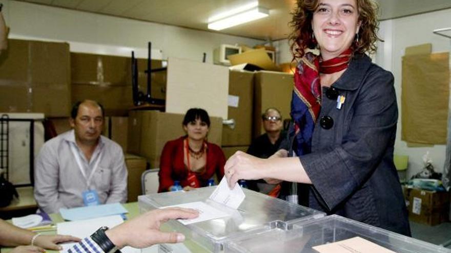 La alcaldable socialista ha lamentado votar en barracones tras hacerlo en el colegio público Pedro Duque