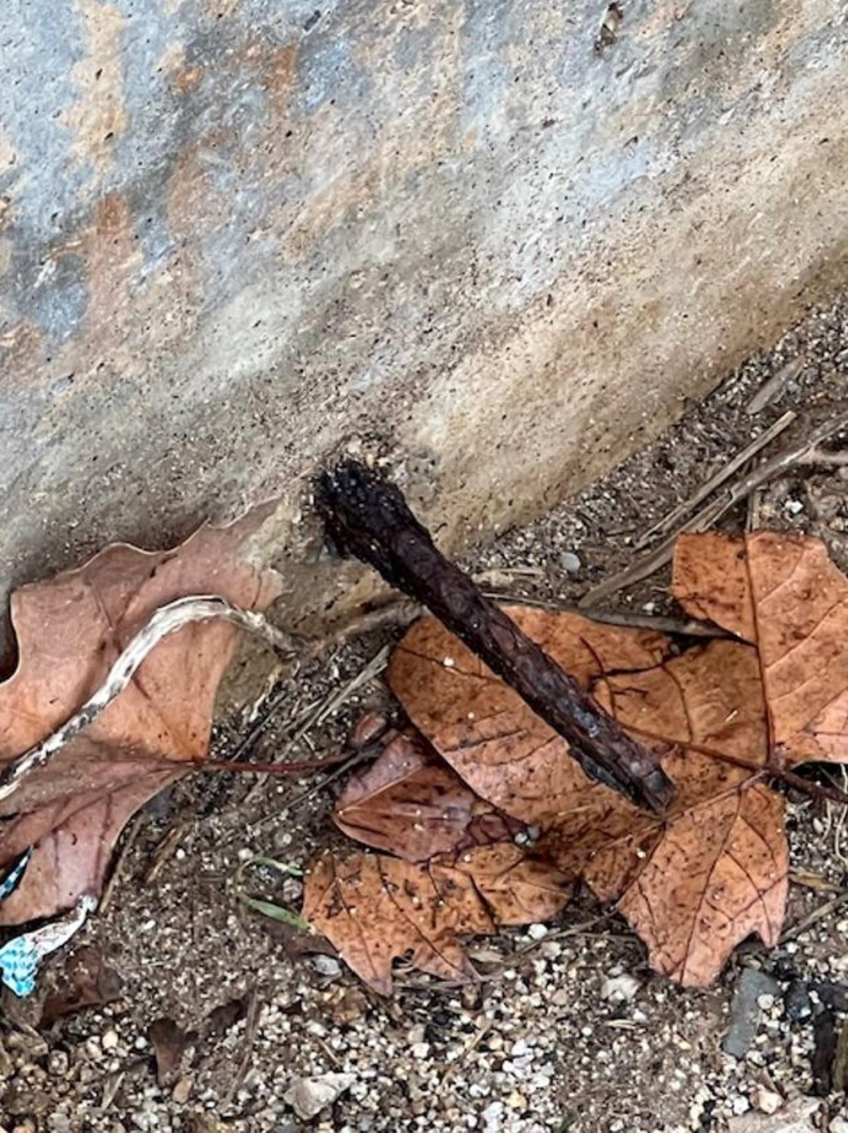 El ferro que sobresurt de la base d'un dels bancs