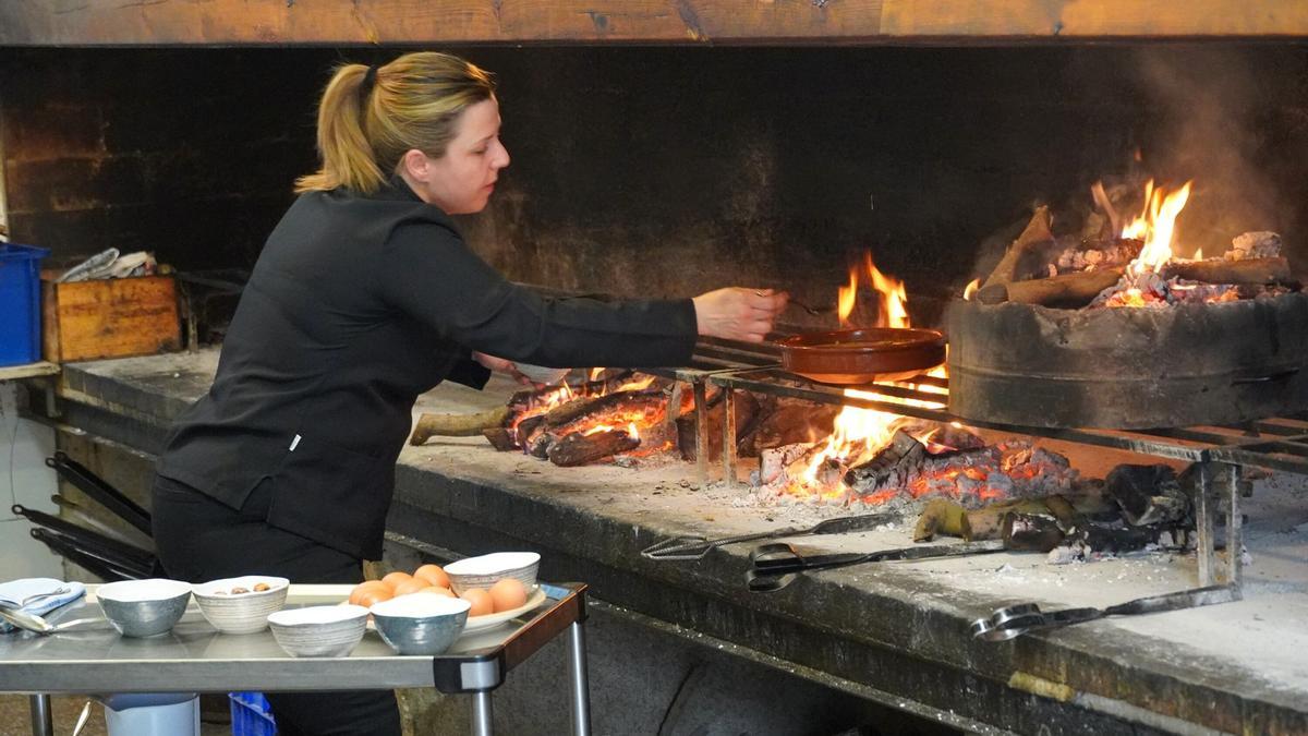 Silvia Agulló, chef de l&#039;Estanquet, cocina un arroz con costra.